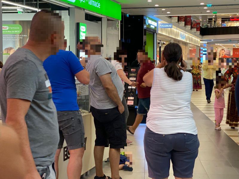Un bebeluș a căzut în gol de la etajul 1, într-un mall din Arad! Minorul, transportat în stare gravă la spital