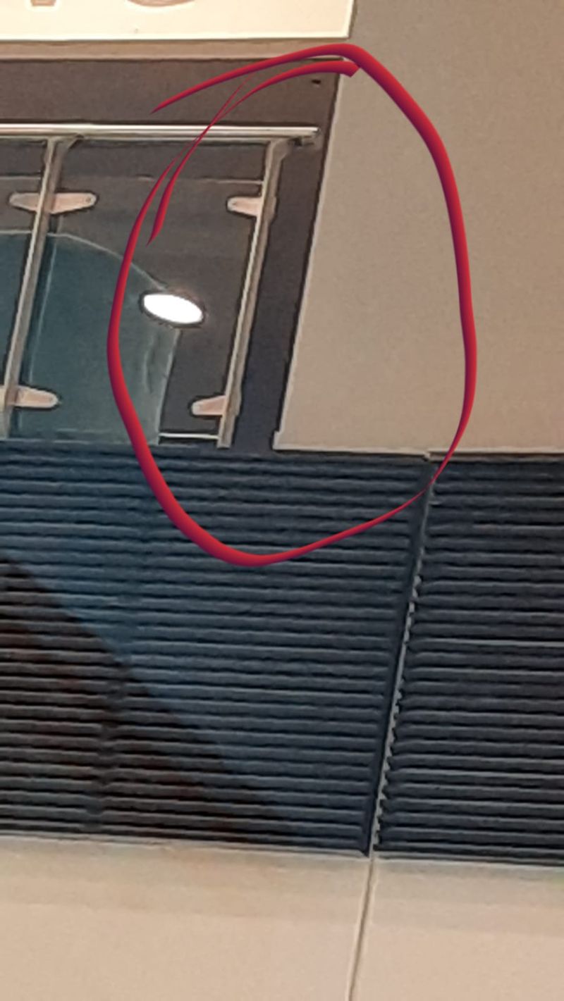 Un bebeluș a căzut în gol de la etajul 1, într-un mall din Arad! Minorul, transportat în stare gravă la spital