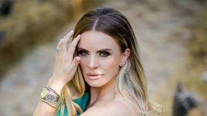 Marcela Fota, criticată de o colegă de breaslă, după ce s-a cuplat cu un tânăr de 23 de ani: „Tu te duci, eu mă mărit. Și ce drame mai făcea”