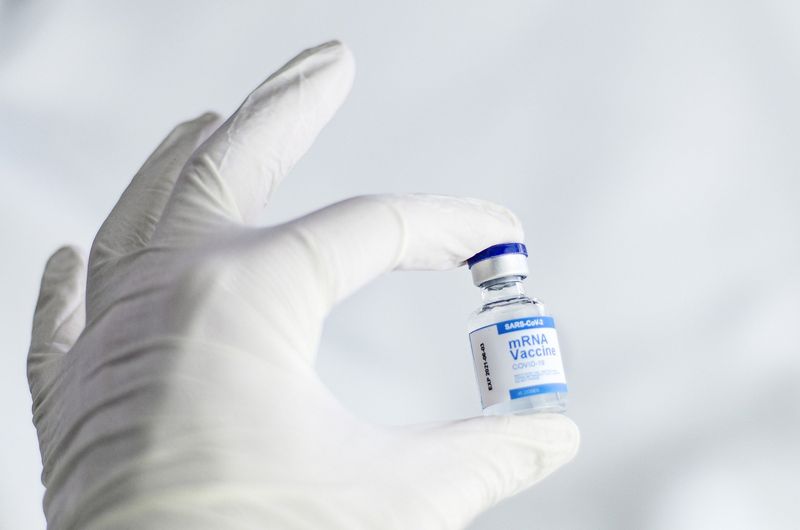 Vaccinul pentru noile variante COVID-19, așteptat la toamnă. Suntem feriți de un eventual val 7 al pandemiei