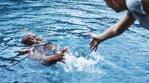 Cum se acordă primul ajutor în caz de înec. Pașii pe care trebuie să-i urmezi pentru a salva o persoană de la înec