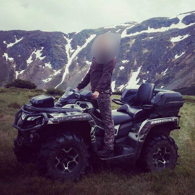 Un pompier a ajuns de urgență la spital, după ce un coleg i-a dat foc în curtea unității de pompieri din Borșa