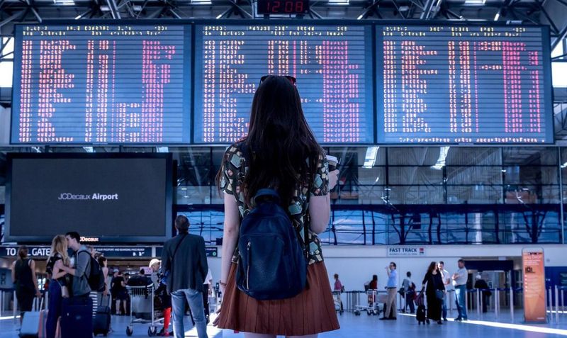 femeie in aeroport