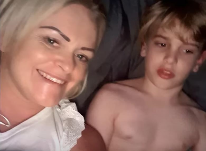 Mama lui Archie, băiețelul de 12 ani trimis la moarte în Marea Britanie, mesaj sfâșietor în fața spitalului: „Este sfârșitul”