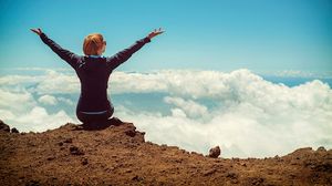 TOP 3 moduri prin care te poti dezvolta pe toate planurile: de la relatii si pana la cariera  Femeie pe munte