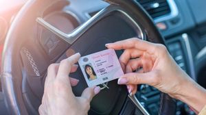 Cum poți dobândi permisul auto la 16 ani. De ce documente ai nevoie pentru înscrierea în școală și ce autovehicule poți conduce la 16 ani