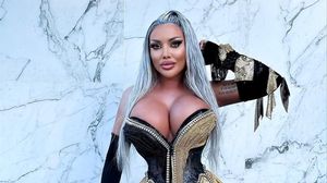 Loredana Chivu a încins spiritele la piscină cu formele sale voluptoase! Blondina este cea mai tunată femeie din România