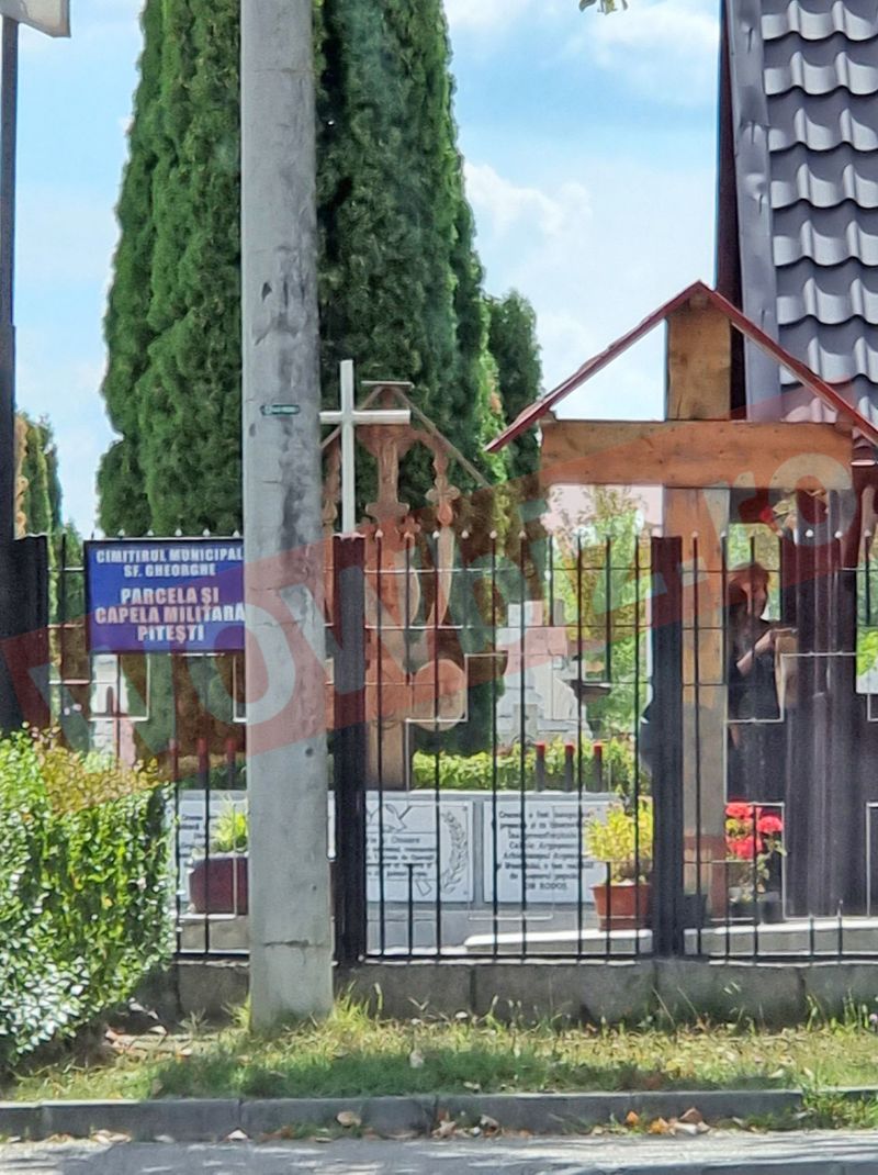 Moment dramatic la &icirc;nmorm&acirc;ntarea mamei și fiicei, ucise &icirc;n masacrul de Bascov! Toți cei prezenți au pl&acirc;ns &icirc;n hohote c&acirc;nd au văzut detaliul Așa tragedie nu s-a mai petrecut EXCLUSIV