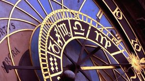 Cele mai tandre zodii. Ce nativi obișnuiesc să-și arate iubirea prin atingeri