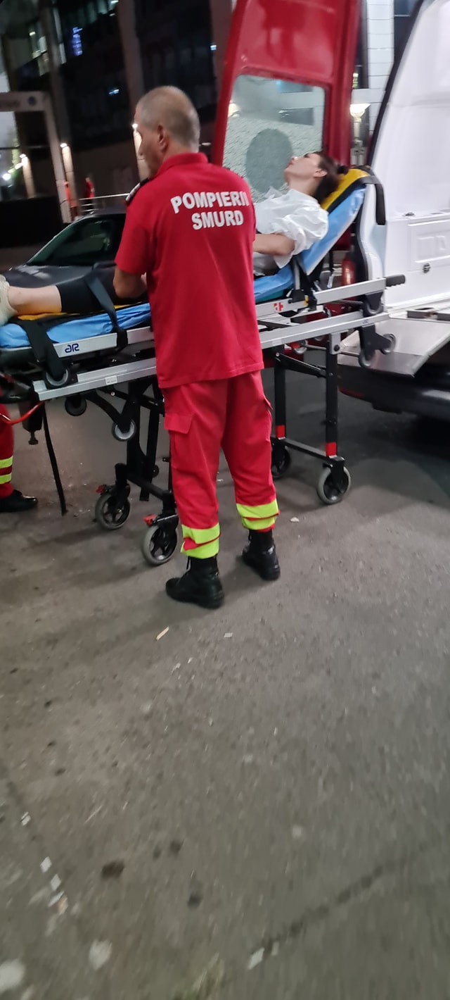 Soția lui Alexandru Cumpănașu este urcată &icirc;n ambulanță 