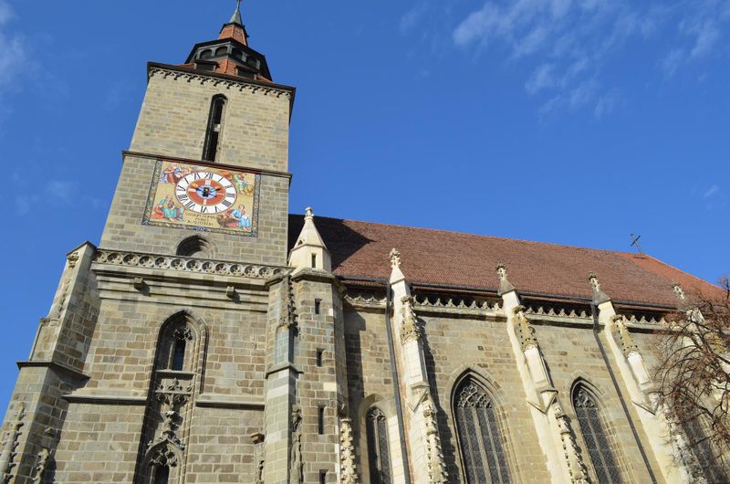 Orașul din România care înconjoară un munte. Istoria și frumusețea locului atrag anual o mulțime de turiști