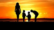 80% dintre părinții care pleacă la muncă afară nu plănuiesc să-și ia copiii cu ei. Ce efecte are separarea familie pe termen lung