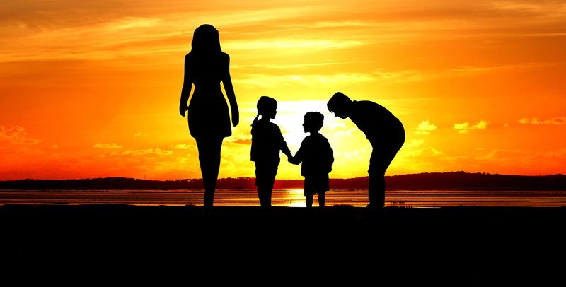80% dintre părinții care pleacă la muncă afară nu plănuiesc să-și ia copiii cu ei. Ce efecte are separarea familie pe termen lung
