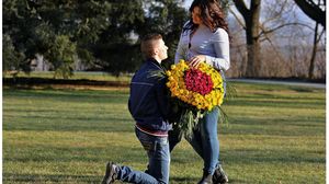 De ce bărbații își cer iubitele în căsătorie stând în genunchi. Motivul e uluitor