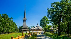 În România se află cea mai înaltă biserică de lemn din lume. Vezi cum poți ajunge să o vizitezi