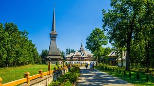În România se află cea mai înaltă biserică de lemn din lume. Vezi cum poți ajunge să o vizitezi