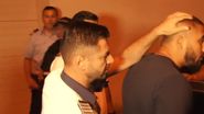 Momentul în care Nando, fratele lui Dani Mocanu, este băgat în autospeciala poliției. 