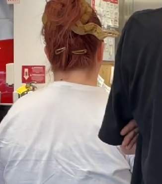 O femeie care își aștepta rândul la un Fast-Food și-a prins părul cu un șarpe. Imaginile au făcut înconjurul internetului
