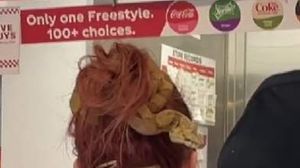 O femeie care își aștepta rândul la un Fast-Food și-a prins părul cu un șarpe. Imaginile au făcut înconjurul internetului