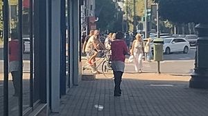 Femeia cu probleme psihice din Arad, care a împins o tânără în mijlocul șoselei, a ajuns din nou pe străzi