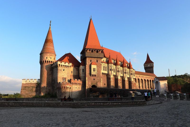 Orașul din România în care iluminatul public se reduce la jumătate. Un castel important din țară nu va mai fi iluminat pe timpul nopții