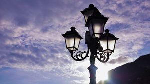 Orașul din România în care iluminatul public se reduce la jumătate. Un castel important din țară nu va mai fi iluminat pe timpul nopții