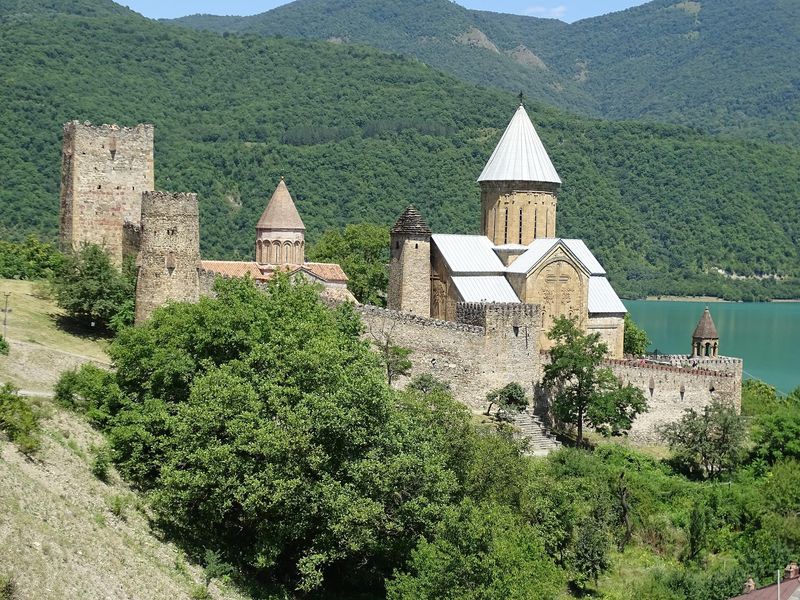 Țara în care s-a descoperit vinul. Ce poți vizita pe tărâmul aflat în Europa Orientală
