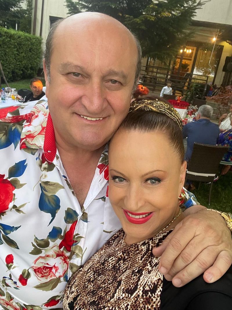 Cine este soțul Mariei Dragomiroiu. Puțini știu că artista a fost cea care și-a cerut soțul &icirc;n căsătorie