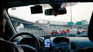 Șofer taxi în timpul cursei  cursa taxi, cursa uber, sofer uber,