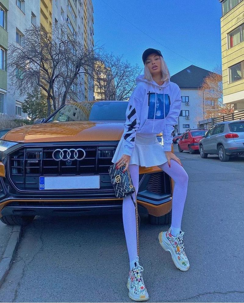 Cine este iubita omului de afaceri Joshua Castellano. Tânăra provine din Slatina și are doar 23 de ani