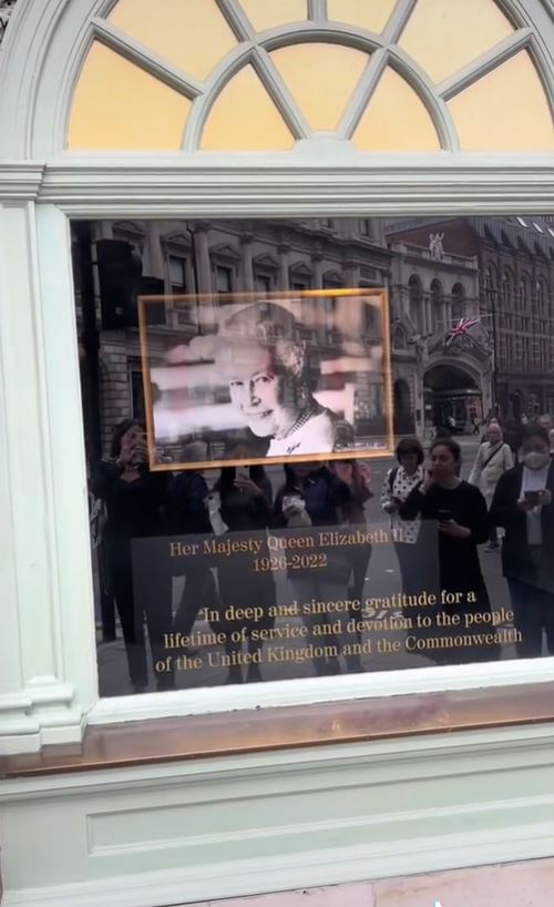 Ce a apărut pe străzile Londrei, &icirc;n prima zi de la moartea Reginei Elisabeta? Un internaut a urcat un clip &icirc;n mediul online, iar imaginile au ajuns virale