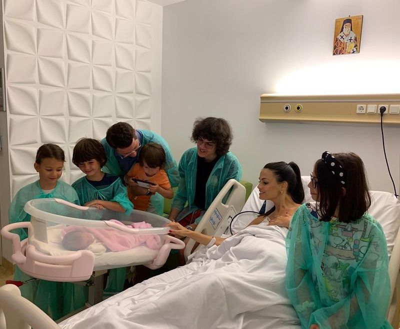 Anca Serea, imagine emoționantă de la ultima naștere, de pe patul de spital. Vedeta este mamă a 6 copii