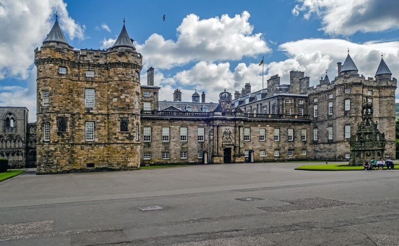 palatul holyroodhouse din scotia