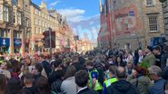 Cozi kilometrice în Scoția, unde mii de oameni au așteptat cu orele ca să îi aducă un ultim omagiu Reginei Elisabeta a II-a. Avem imagini exclusive