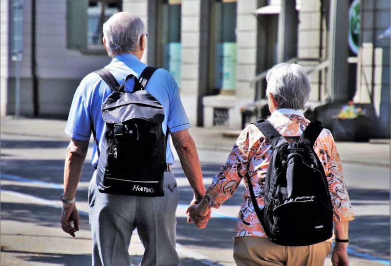 doi pensionari la plimbare