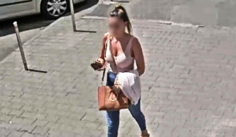 femeie hoata, suspecta de furt, bancomat