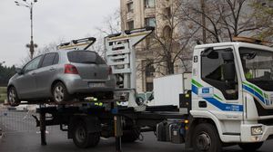 Vești proaste pentru șoferii români. Mașinile parcate pe trotuare vor fi ridicate de polițiști