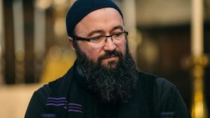 Părintele Visarion Alexa, acuzat de agresiune sexuală la spovedanie, a fost plasat sub control judiciar pentru 60 de zile