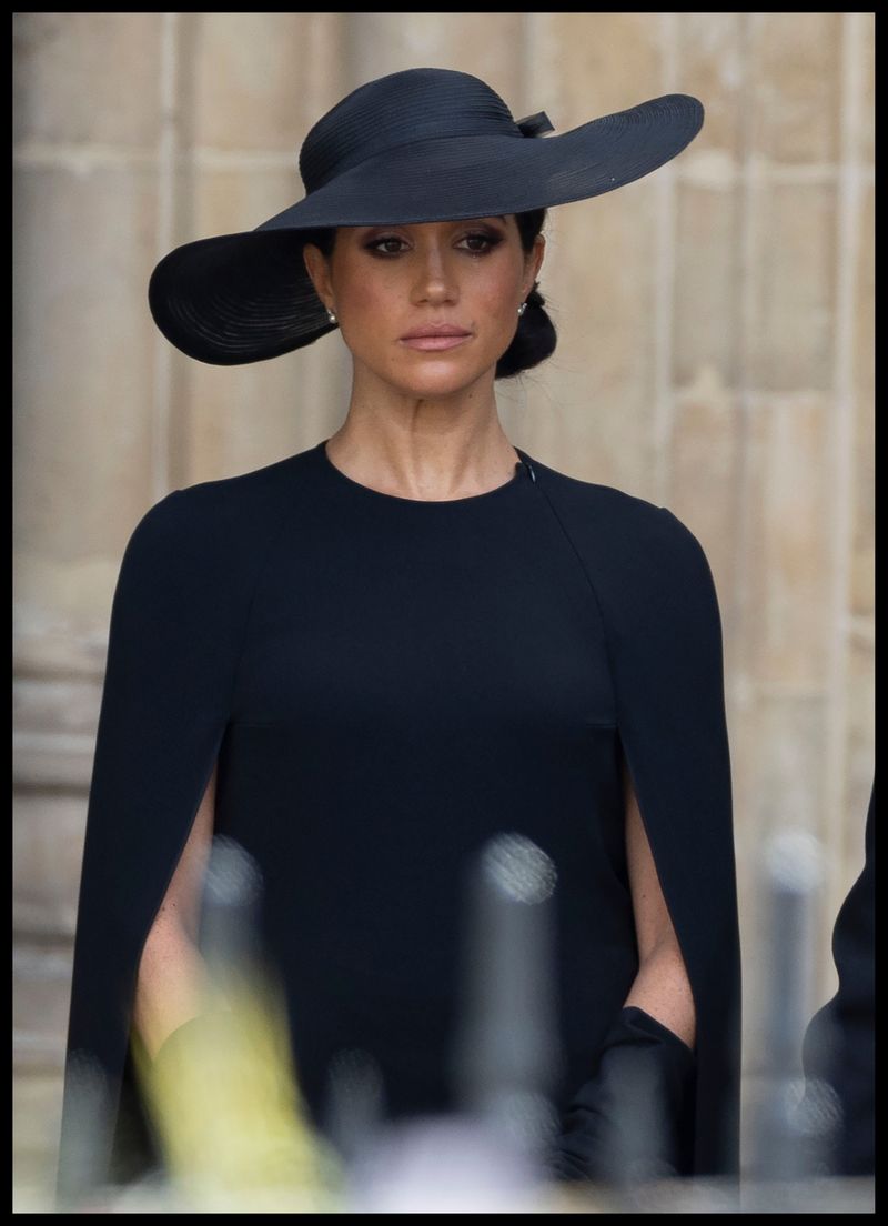 Ce ținută a purtat Meghan Markle la înmormântarea Reginei Elisabeta a II-a
