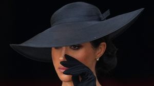 Ce ținută a purtat Meghan Markle la înmormântarea Reginei Elisabeta a II-a