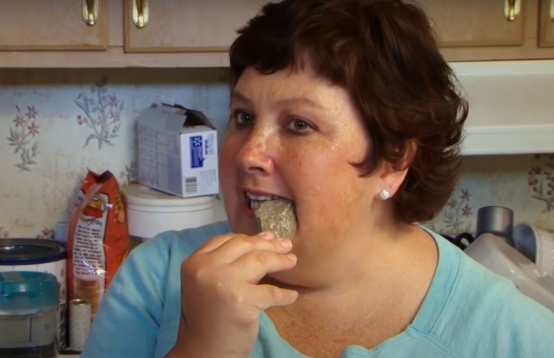 Teresa Widener Femeie care mănâncă pietre