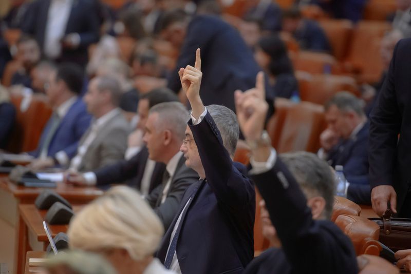 Senatul a votat majorarea salariilor demnitarilor, în plină criză!