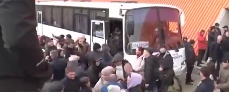 Imaginile disperării din Rusia, după ordinul lui Putin! Soțiile și copiii îşi iau rămas bun în lacrimi de la bărbații trimiși la război: „Sunt obligați”