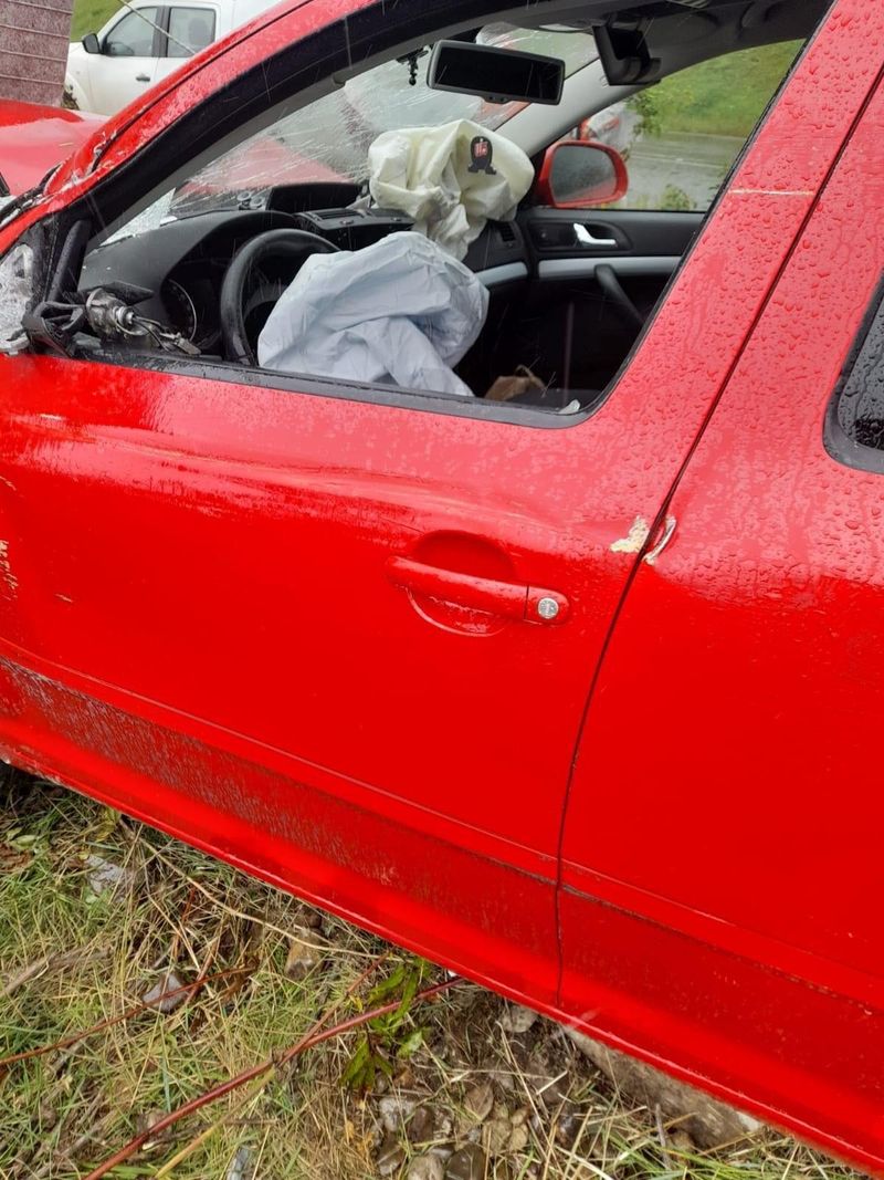 O șoferiță din Neamț a provocat un accident rutier, pentru a-și pune capăt zilelor! A intrat &icirc;ntr-un gard, &icirc;ntr-o țeavă de gaz și un transformator electric