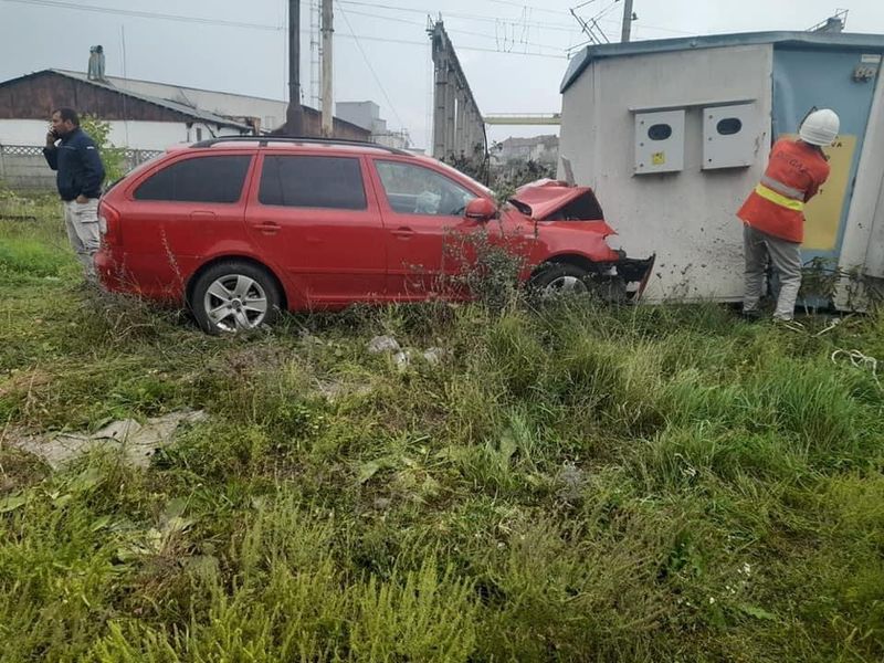 O șoferiță din Neamț a provocat un accident rutier, pentru a-și pune capăt zilelor! A intrat &icirc;ntr-un gard, &icirc;ntr-o țeavă de gaz și un transformator electric