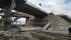 brasov, pasarela, pod, accident, pod prabusit
