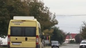 Caz halucinant în Argeș! Șofer beat, prins în timp ce conducea microbuzul școlar în care se aflau elevi: „N-am putut să stau lângă el”