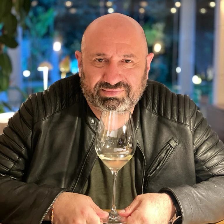 Cum a ajuns Chef Cătălin Scărlătescu bucătar. &bdquo;Erai obligat să treci prin toate departamentele din subsolul bucătăriei (manipulare marfă, curăţenie, curăţat legume etc.)&rdquo;