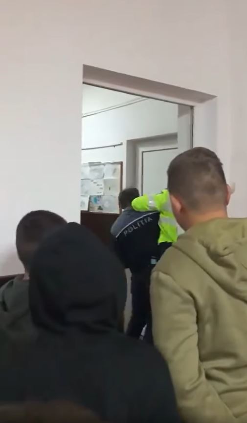 Scene incredibile într-o școală din Bihor! Un elev de 14 ani a fost încătușat de polițiști în clasă, sub ochii colegilor 