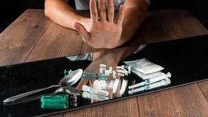 Elevii și studenții, testați antidrog de către polițiști în instituțiile de învățământ. Cum s-ar desfășura controalele în școli și facultăți